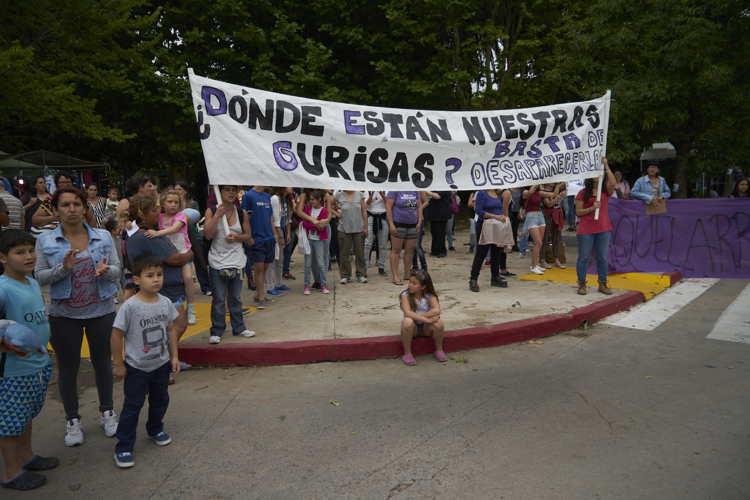 Members of the feminist movement “Where are our girls?” in a demonstration in from of the Police, asking for answers of the whereabouts of Milagros, in Pando, Uruguay. December 14, 2018. Mariana Greif, La Diaria.