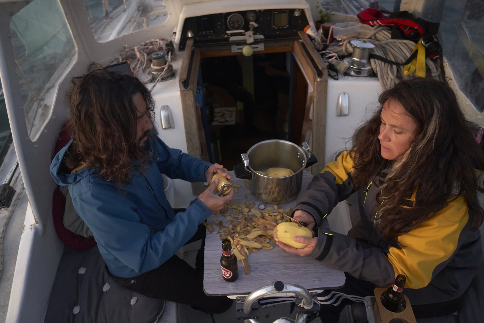 Sailing is an introspective process, but in our case, also a communal one: everything depends on teamwork, mutual care, and trust. Especially on Yka — an old boat, without luxuries, and on a tight budget. This way of life, immersed in a sea and sky