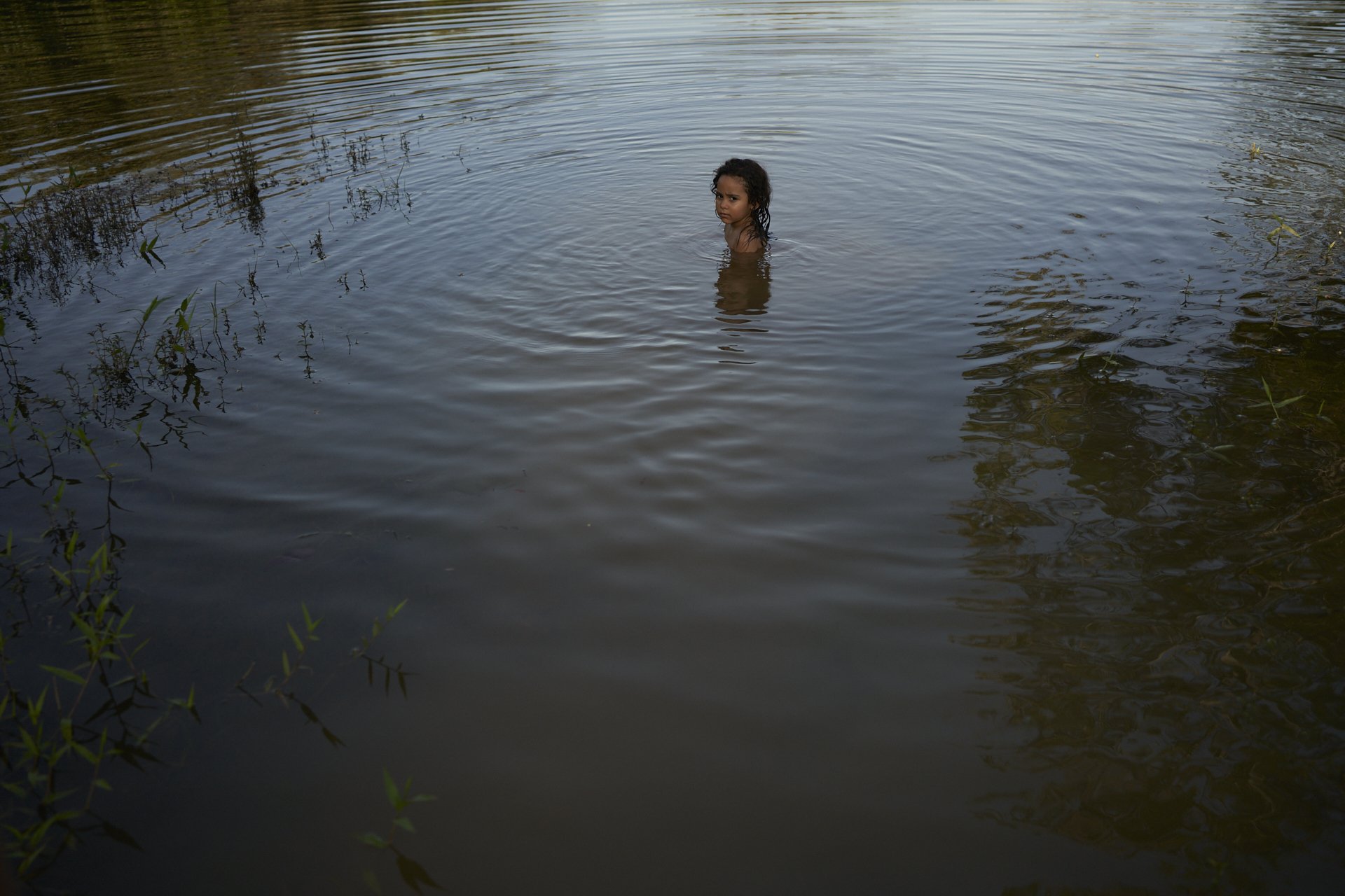  Maria, Daniela´s daugther takes a bath at the  Xingu river.  