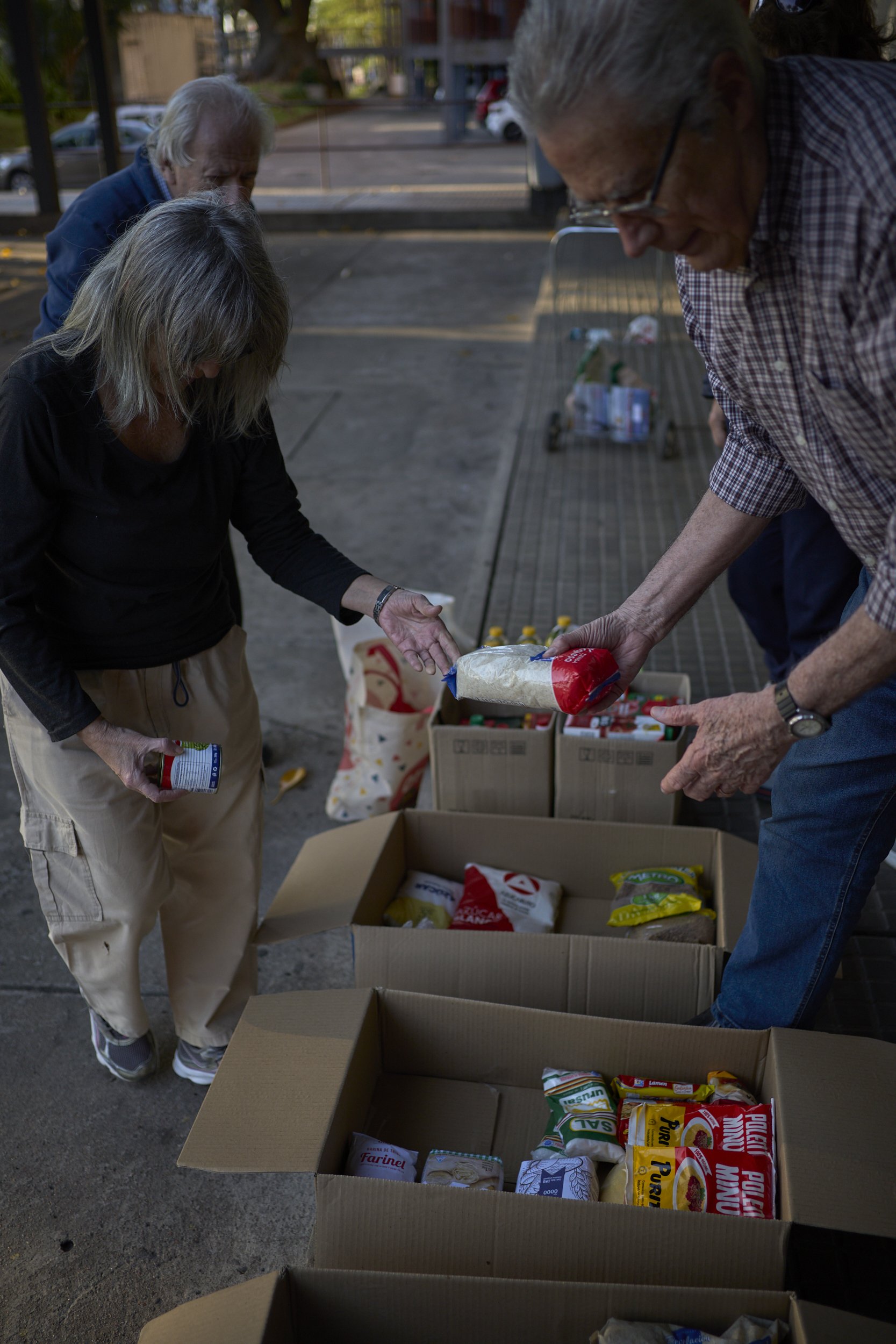  Every Friday a group of neighbors gather donations to bring to soup kitchens around the city, a initiative that began during the COVID pandemic, because of the raising poverty.  