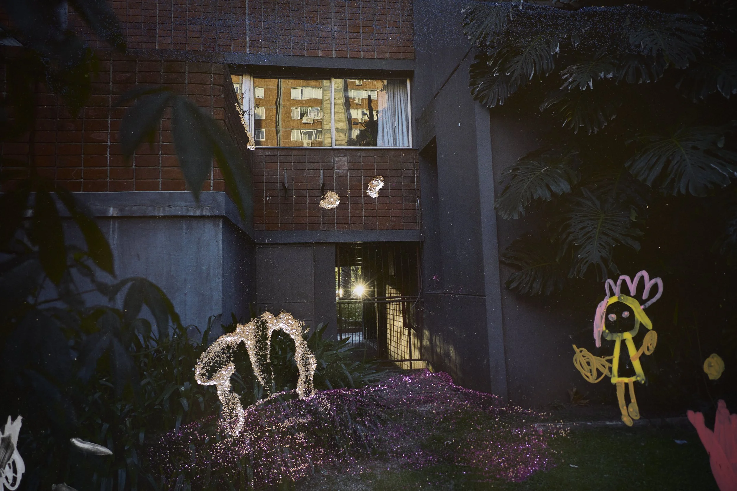  Guarida- hidden communal spaces where kids imagine and play. Drawing by Isabela, in the picture she is a princess and the hiding place is her castle.  The activity, which following a photo tour to the Guaridas led by the kids, consisted in interveni