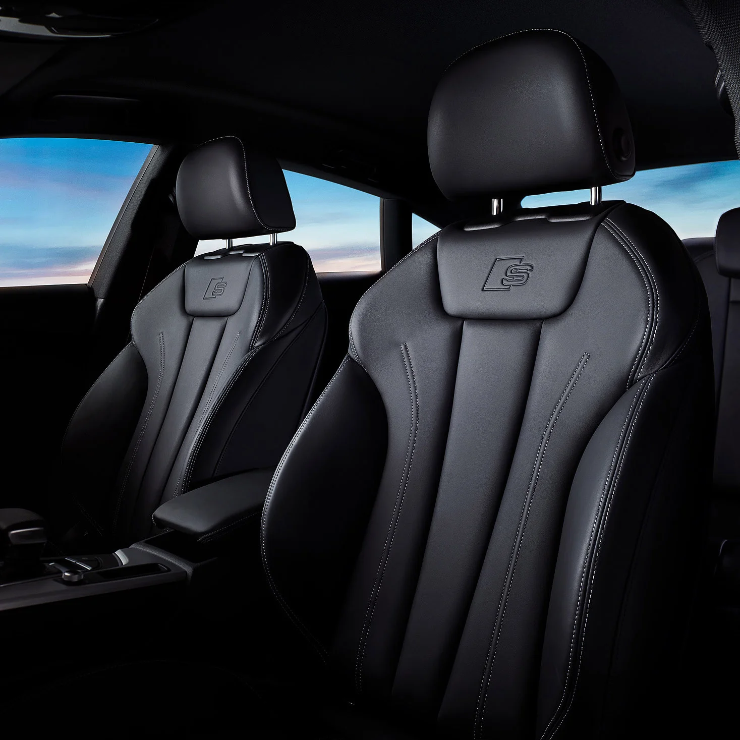 M26118_A5_FrontSeats_RGB sq.jpg