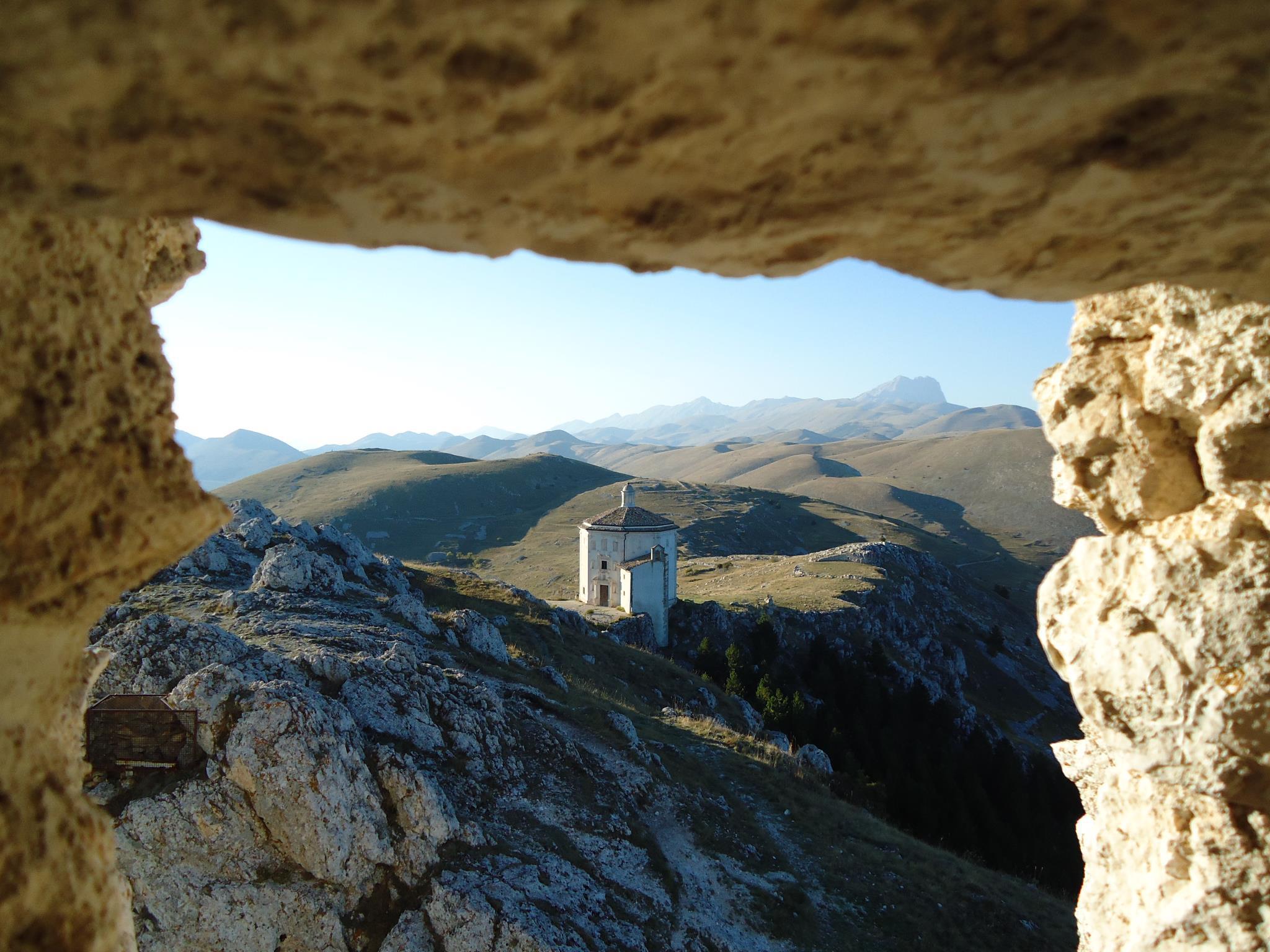 calascio  through arch.jpg