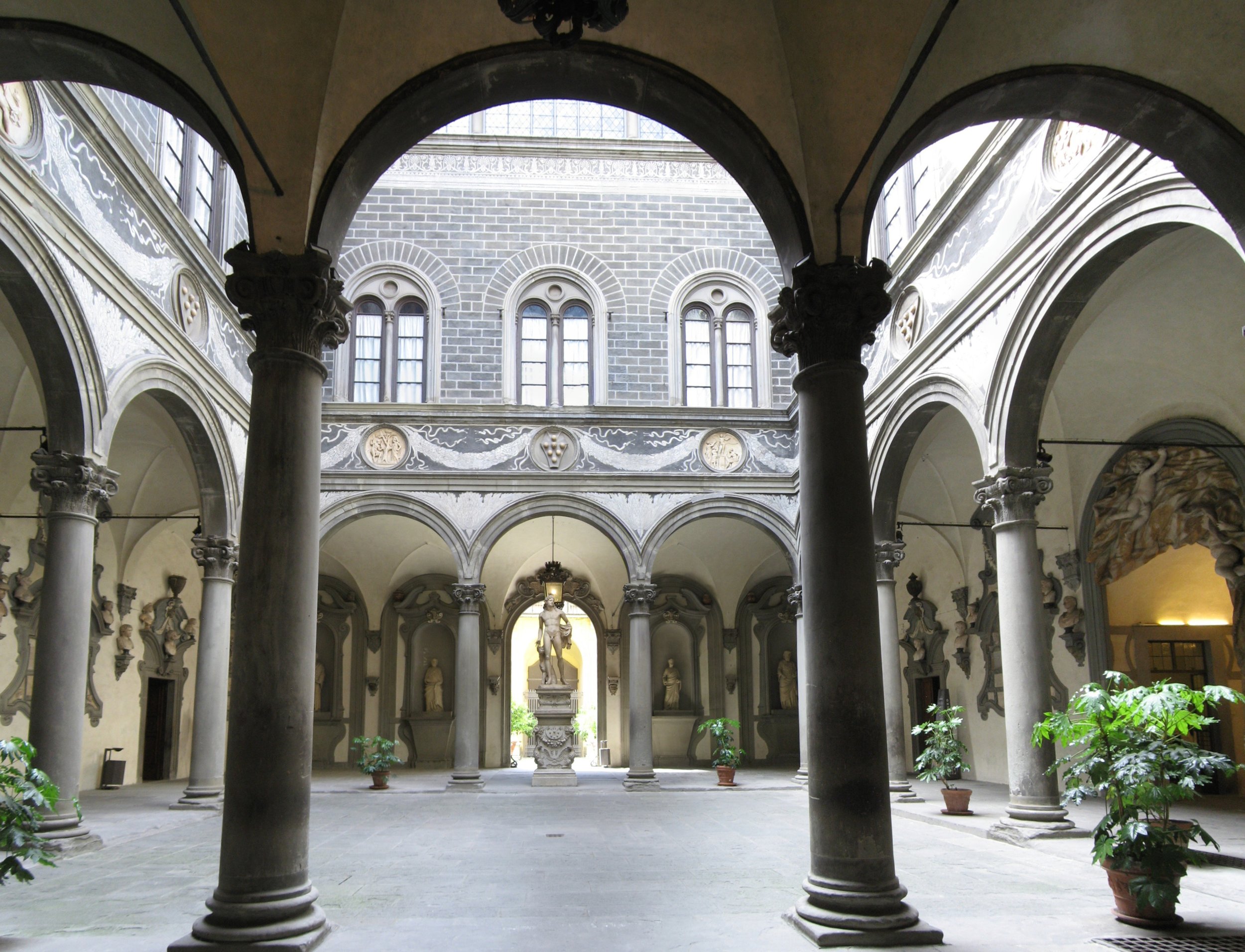 Palazzo_Medici_courtyard_Apr_2008_(10)-Palazzo_Medici_courtyard_Apr_2008_(9).jpg