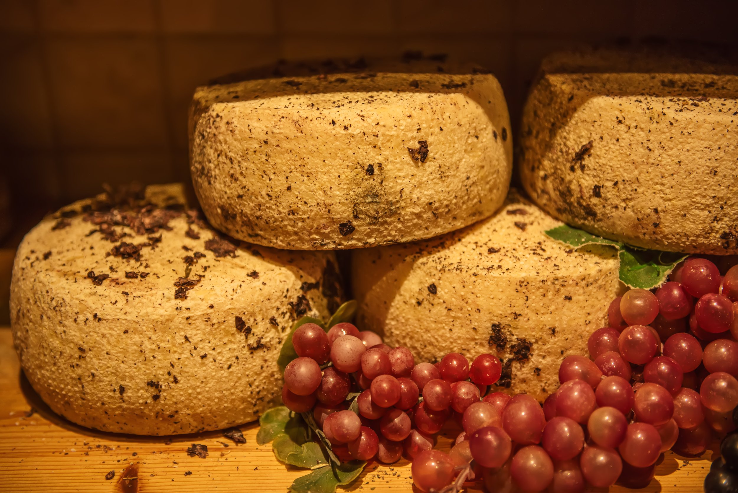 traditional-italian-pecorino-cheese-organic-shop-pienza-italy.jpg