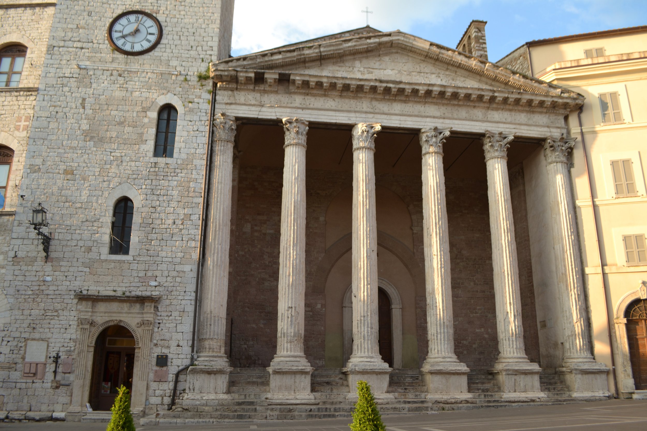 Temple of Minerva in Assisi.jpg