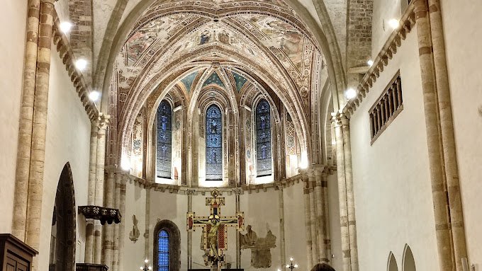 Basilica of Santa Chiara Assisi.jpg