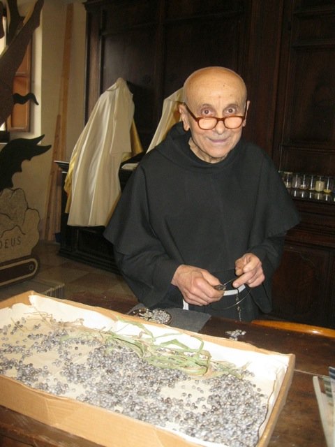 Fra-Paolo-making-his-rosaries Spello.jpeg