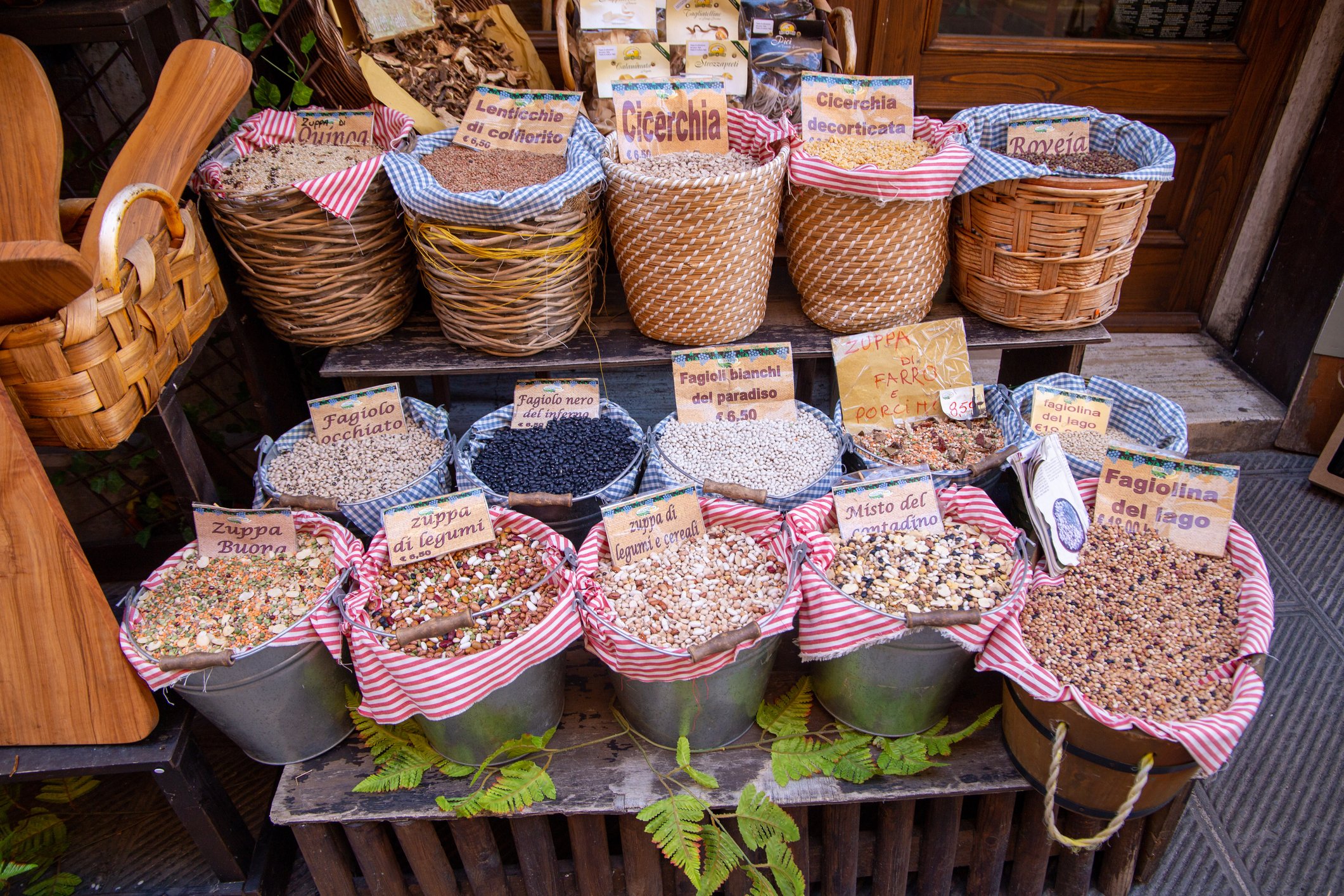 dreamstime_m_186186103 Legumes and cereals near Trasimeno lake.jpg