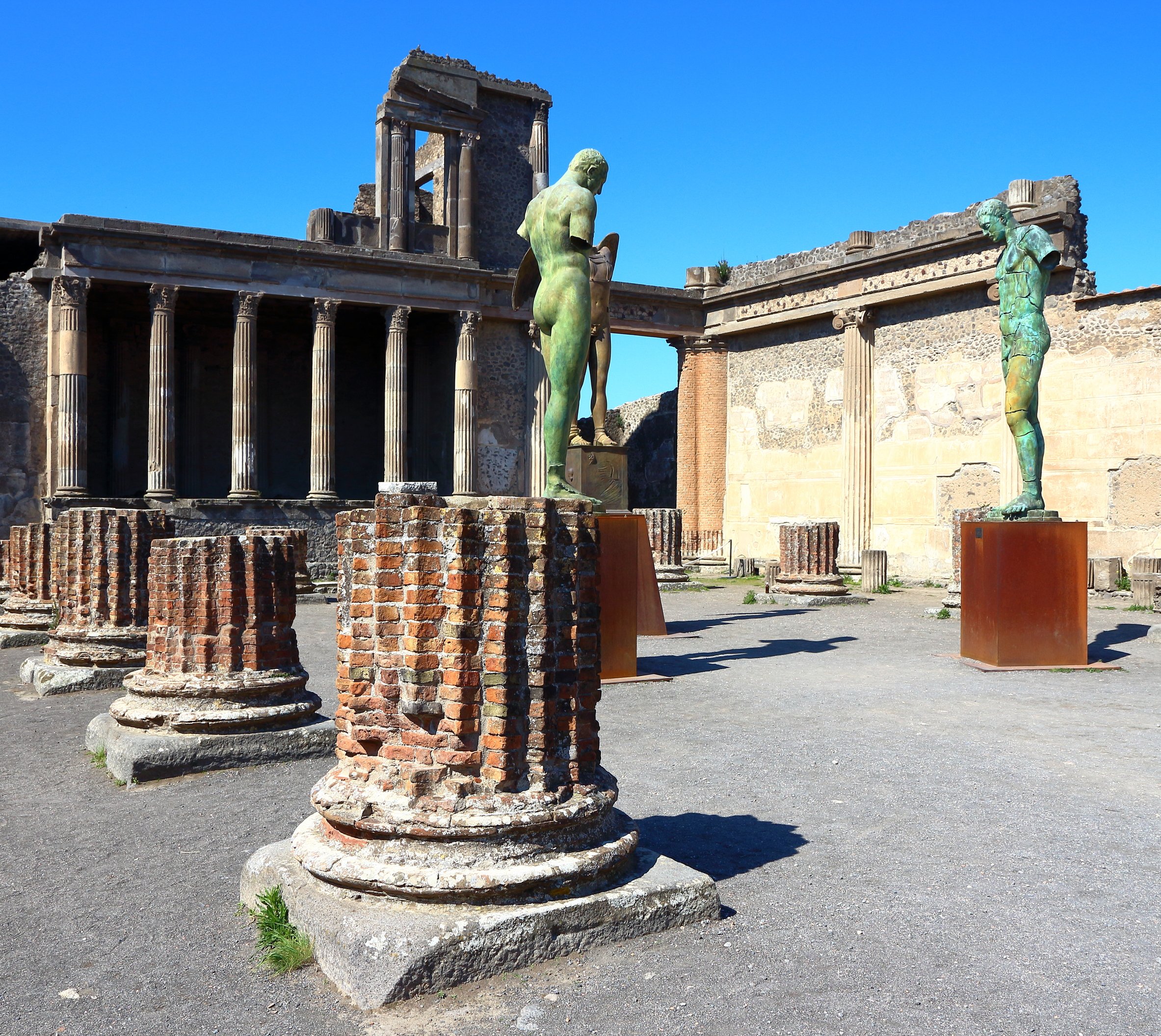 dreamstime_l_98844213 Mitoraj Statues 2017 in Pompeii.jpg