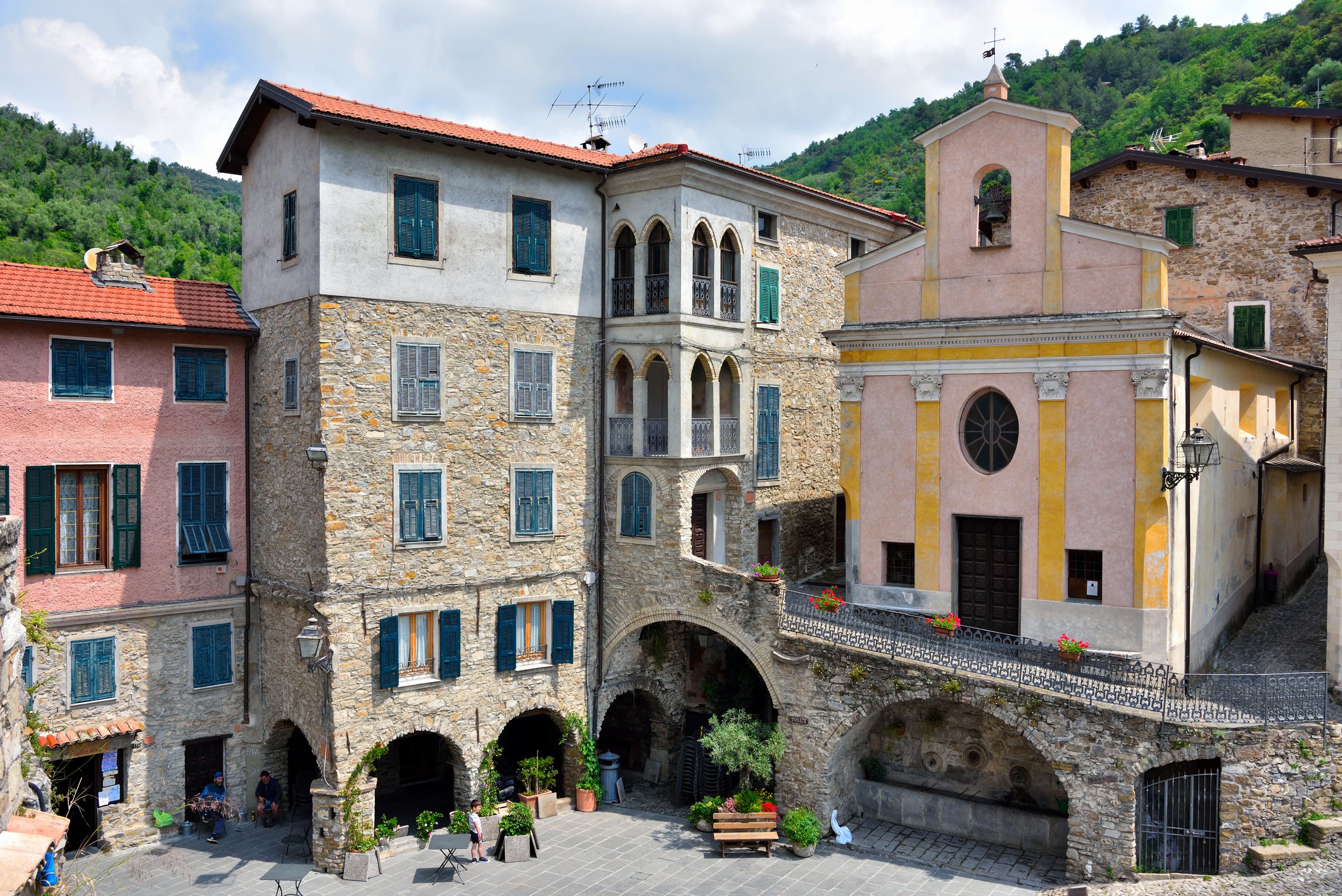 dreamstime_m_189679632 APRICALE courtyard by Maudanros.jpg