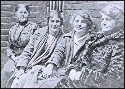 right - left: Alice Wheeldon, Winnie Mason, Hettie Wheeldon and a guard, taken when on remand in 1917