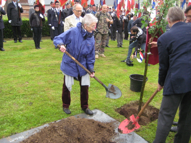 Peggy Seeger, niece of American poet and Foreign Legionnaire Alan Seeger who died during the battle of Belloy-en-Santerre, plants an apple tree in commemoration of all those killed 100 years earlier