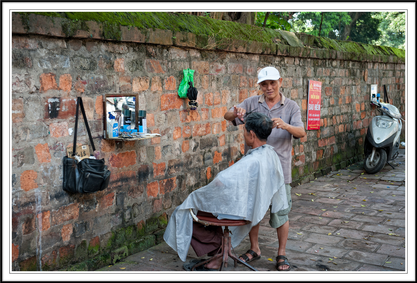      

 
  A barber on the streets of Hanoi Vietnam.
 






















     