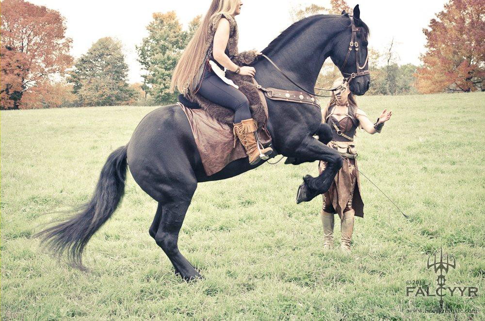 Sinari had fun riding Douwe's rear while I asked from the ground. Douwe doesn't go up too high so it isn't as intimidating to ride.