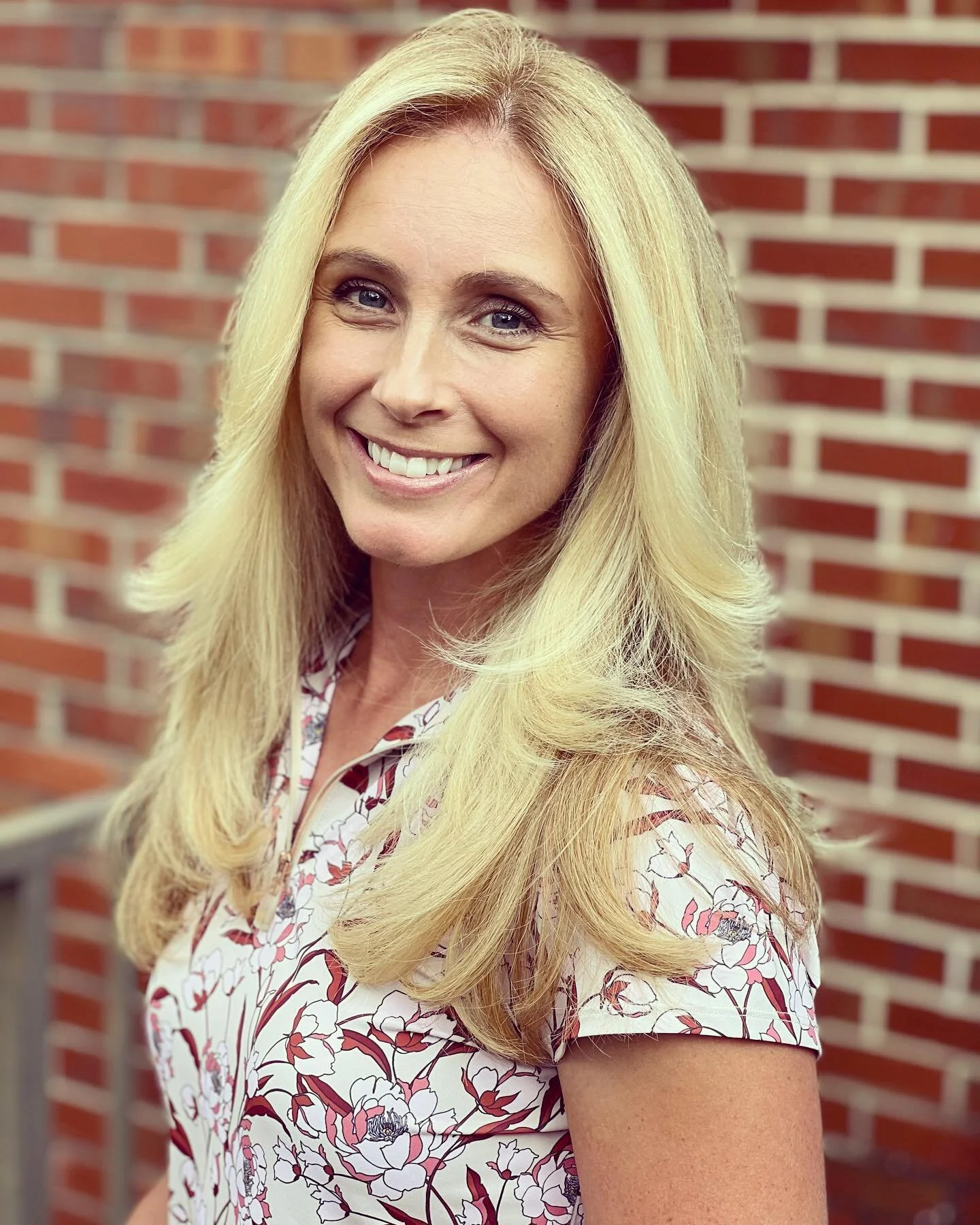 This new print from @kasteldenmark is perfect for summer but also has fall vibes with the rust flower accents. ❤️

Thank you to my hair stylist @somkitthompson at @hauteheadzsalon for his amazing skills and photography! 😀 

You can find Kastel shirt