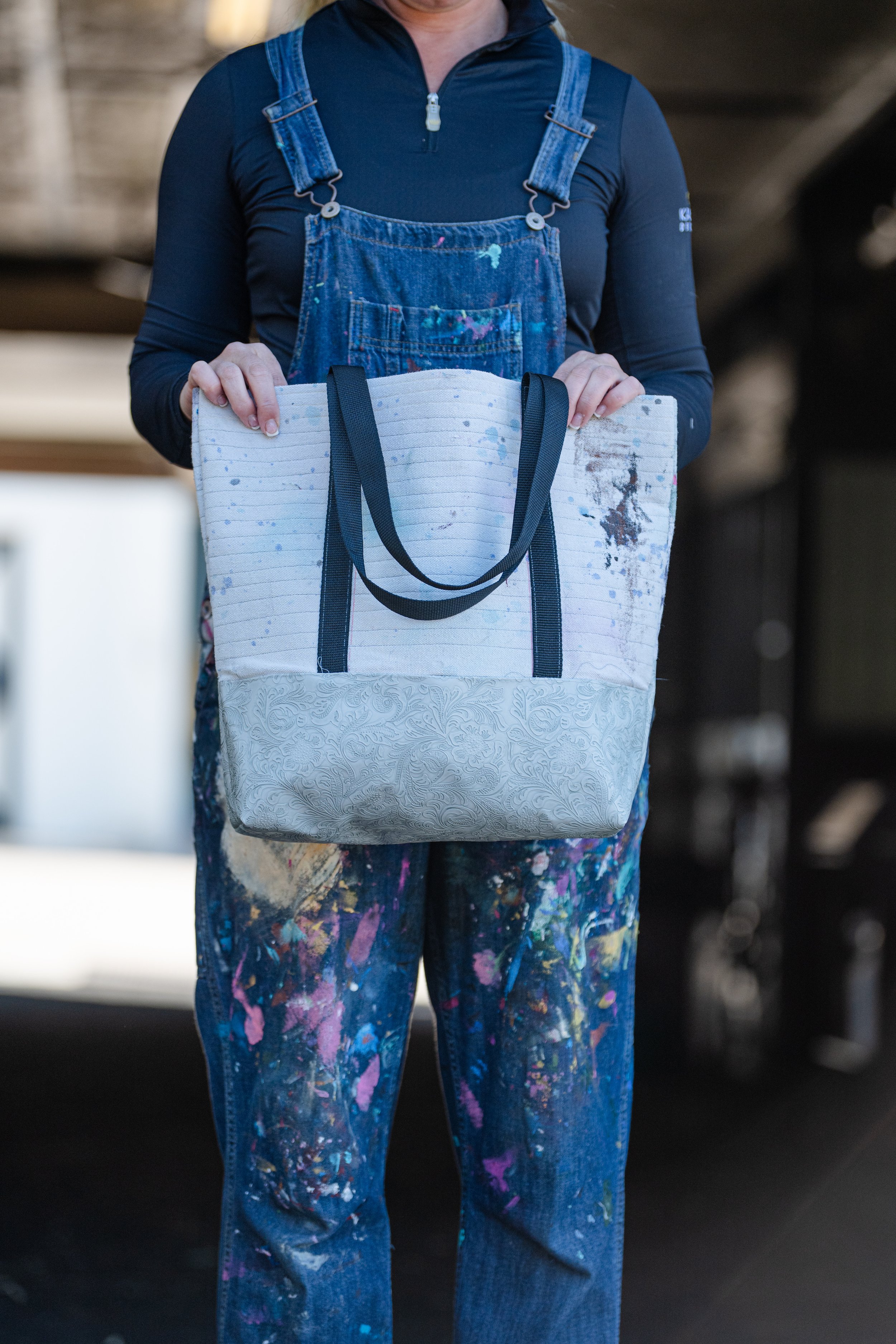 Rovy bags black handle stand.jpg