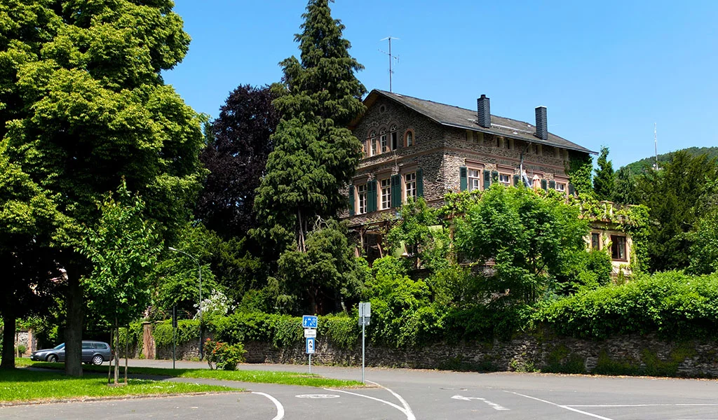 VillaKorn_frontal-Parkplatz.jpg