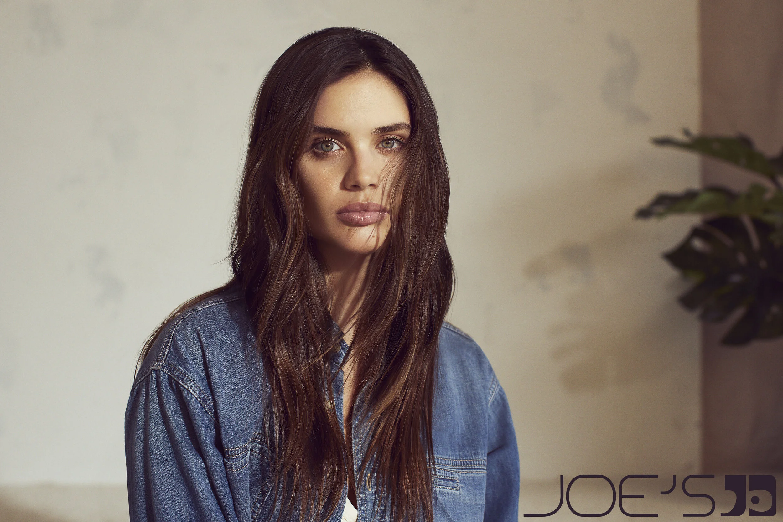 190408_Joes_Jeans_Core01_Sara_195ret logo.jpg
