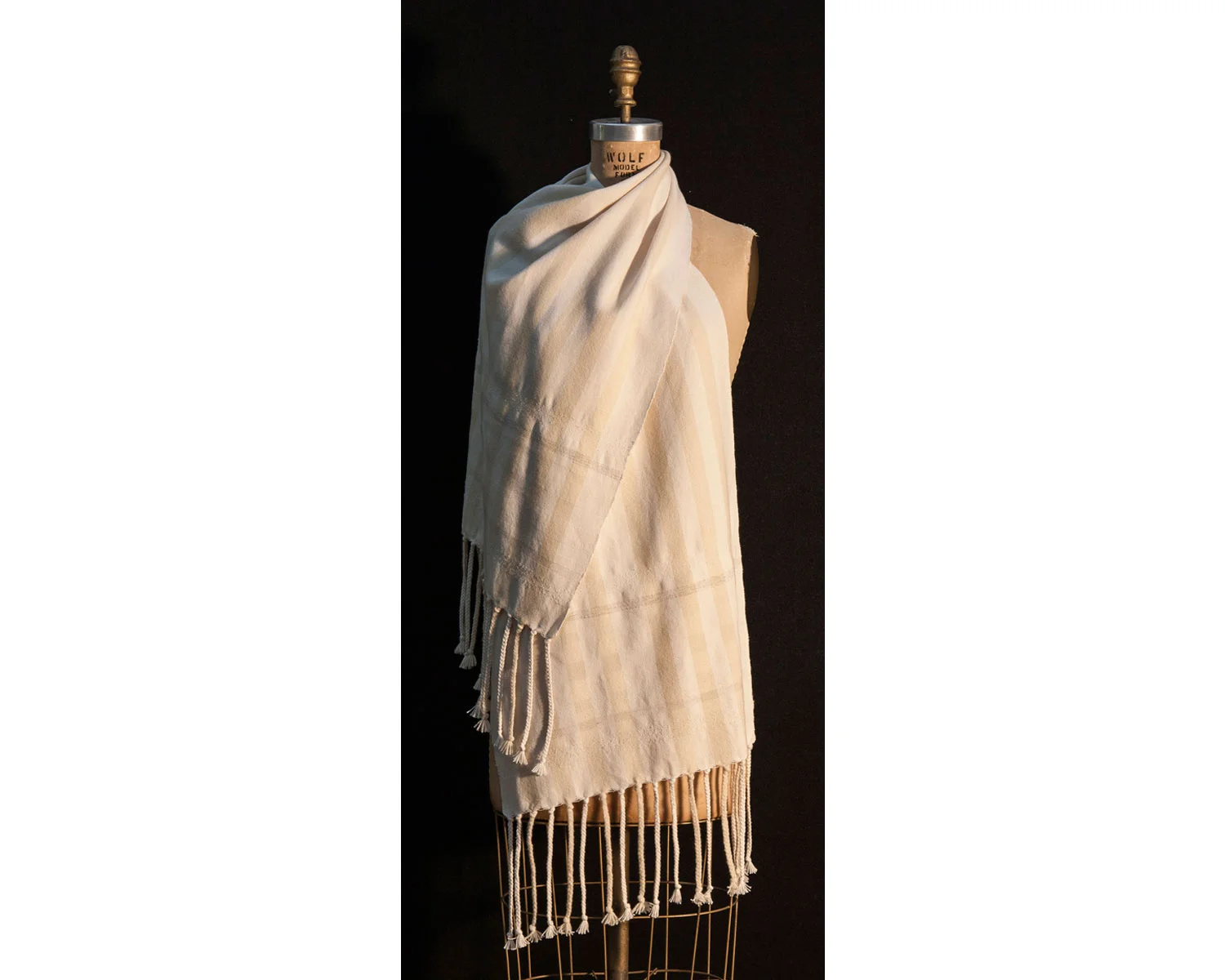 Scarf Materials: Cotton, Wool, Nylon, Linen, Flax, Polyester, Viscose, Cashmere, Silk, Acrylic Techniques: Hand Woven, Hand Braided 2016