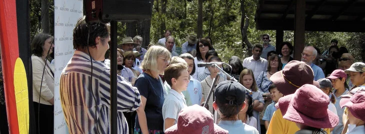 With students and Ken Searle, Going Bush Launch, 2007.jpg