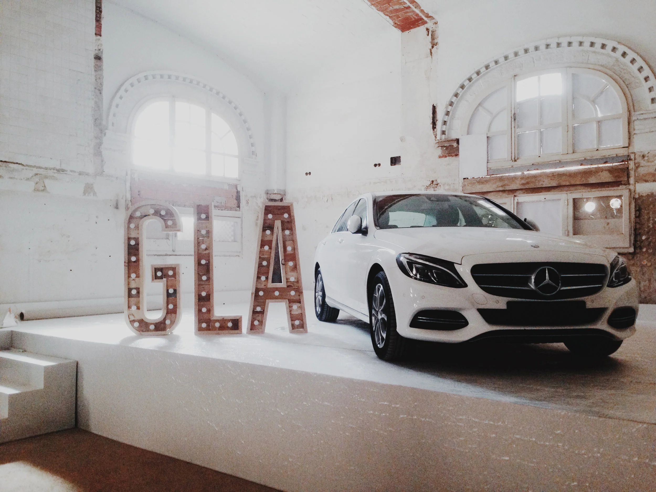 mercedes-gla-letras-bombillas04.jpg