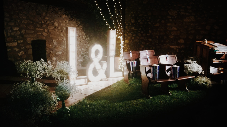 L&L-bodas-letras-bombillas.jpg
