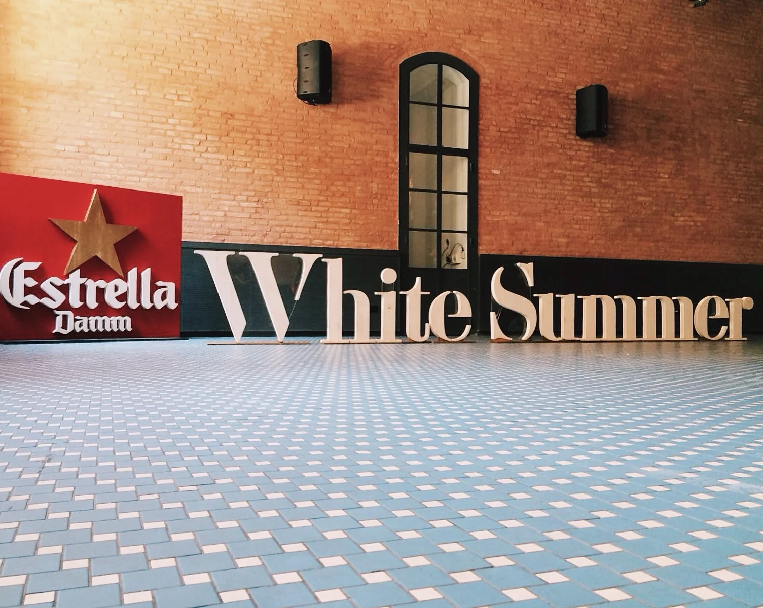 whitesummer-estrelladamm-rotulos-eventos-27lletres.jpg