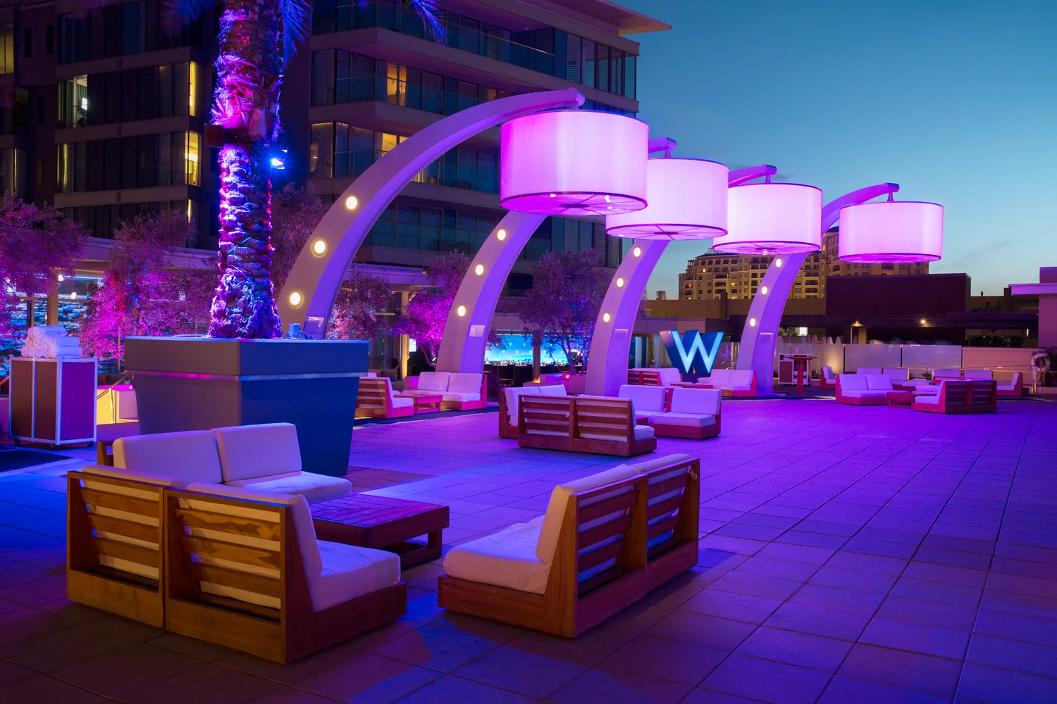 W_pooldeck_night_web.jpg