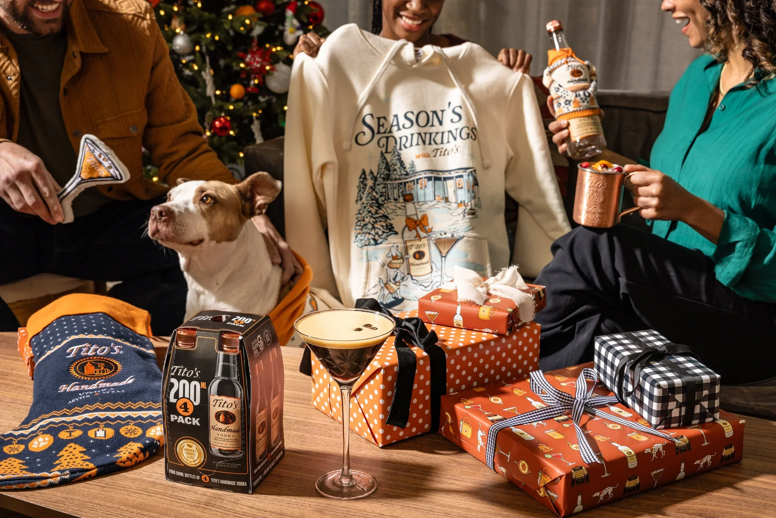 web_SHOT6_HOLIDAY_GIFTING_HERO_SHOT_NATIONAL_0542-Edit.webp