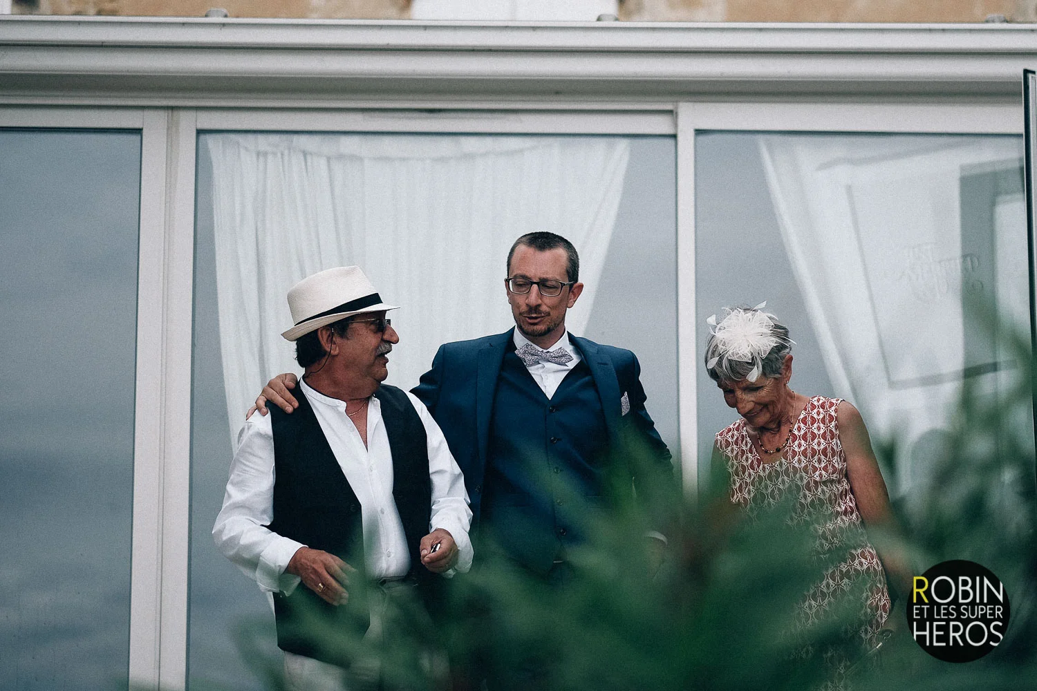 gaelle-xavier-domaine-des-plagnes-lyon-robin-et-les-super-heros-photographe-mariage_218.jpg