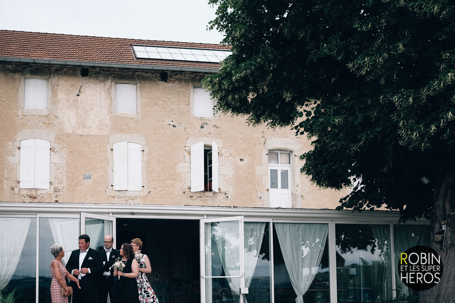 gaelle-xavier-domaine-des-plagnes-lyon-robin-et-les-super-heros-photographe-mariage_221.jpg