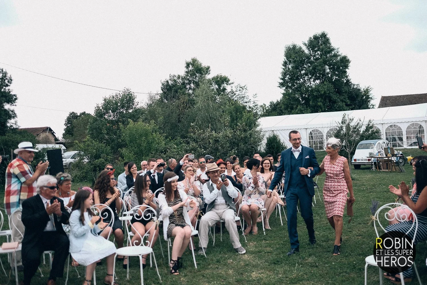 gaelle-xavier-domaine-des-plagnes-lyon-robin-et-les-super-heros-photographe-mariage_230.jpg