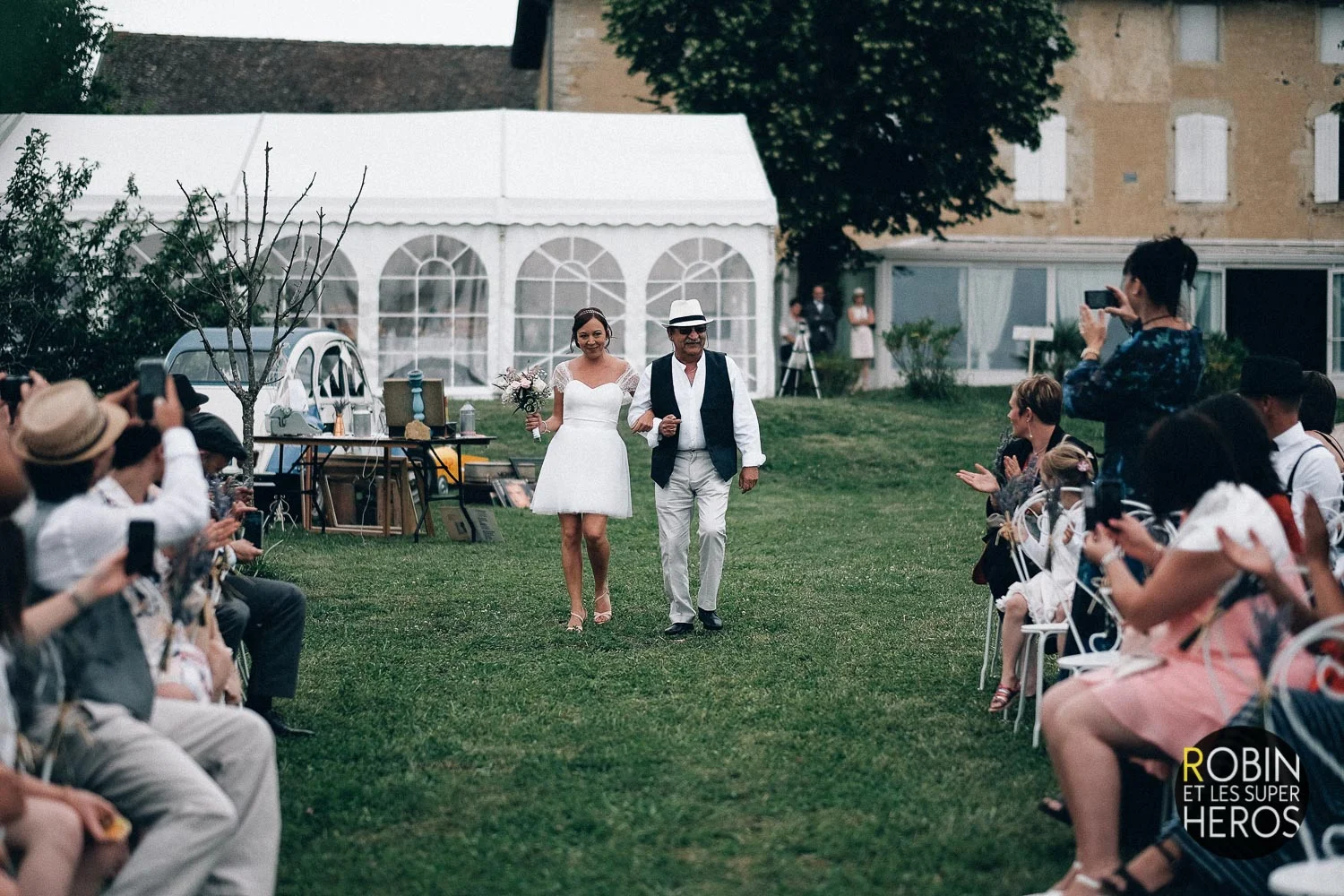 gaelle-xavier-domaine-des-plagnes-lyon-robin-et-les-super-heros-photographe-mariage_232.jpg