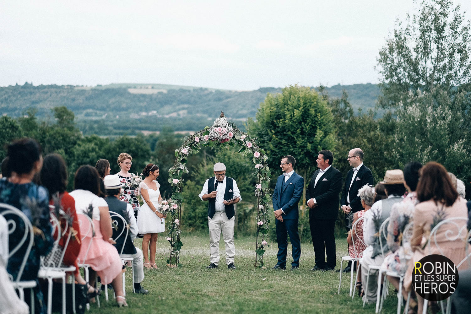 gaelle-xavier-domaine-des-plagnes-lyon-robin-et-les-super-heros-photographe-mariage_236.jpg