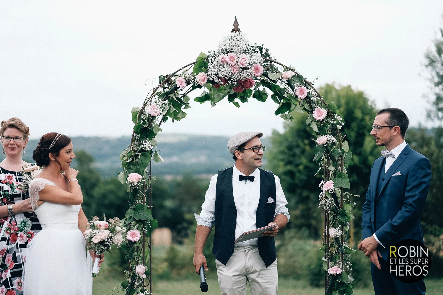 gaelle-xavier-domaine-des-plagnes-lyon-robin-et-les-super-heros-photographe-mariage_237.jpg
