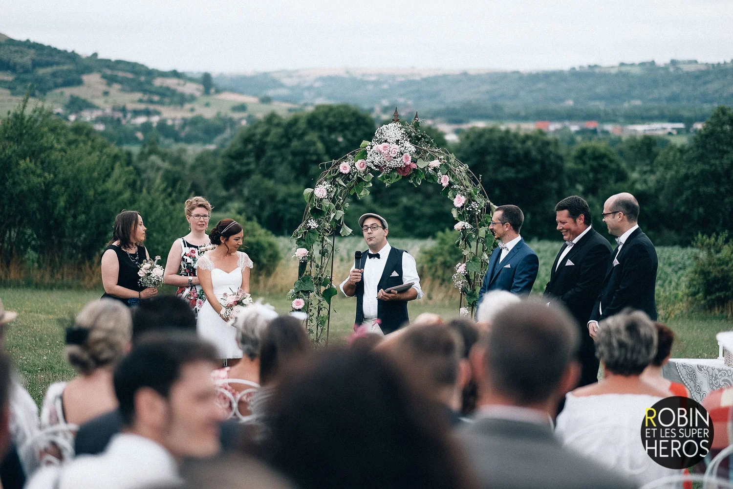 gaelle-xavier-domaine-des-plagnes-lyon-robin-et-les-super-heros-photographe-mariage_238.jpg