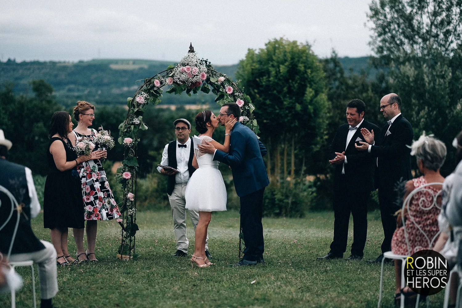 gaelle-xavier-domaine-des-plagnes-lyon-robin-et-les-super-heros-photographe-mariage_260.jpg