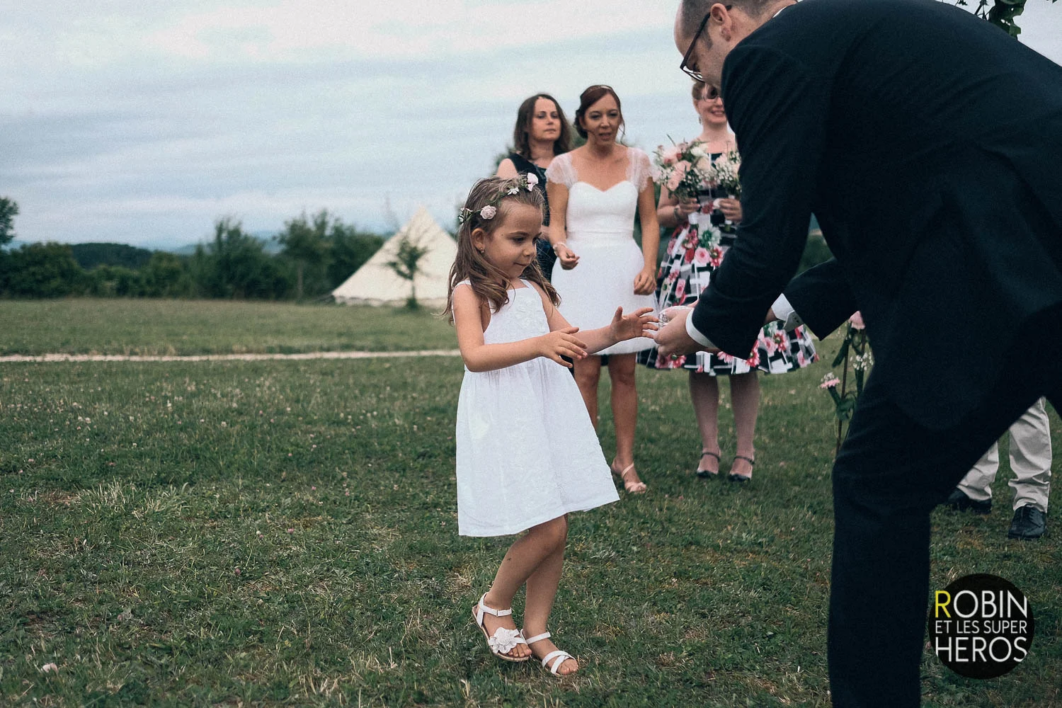 gaelle-xavier-domaine-des-plagnes-lyon-robin-et-les-super-heros-photographe-mariage_269.jpg