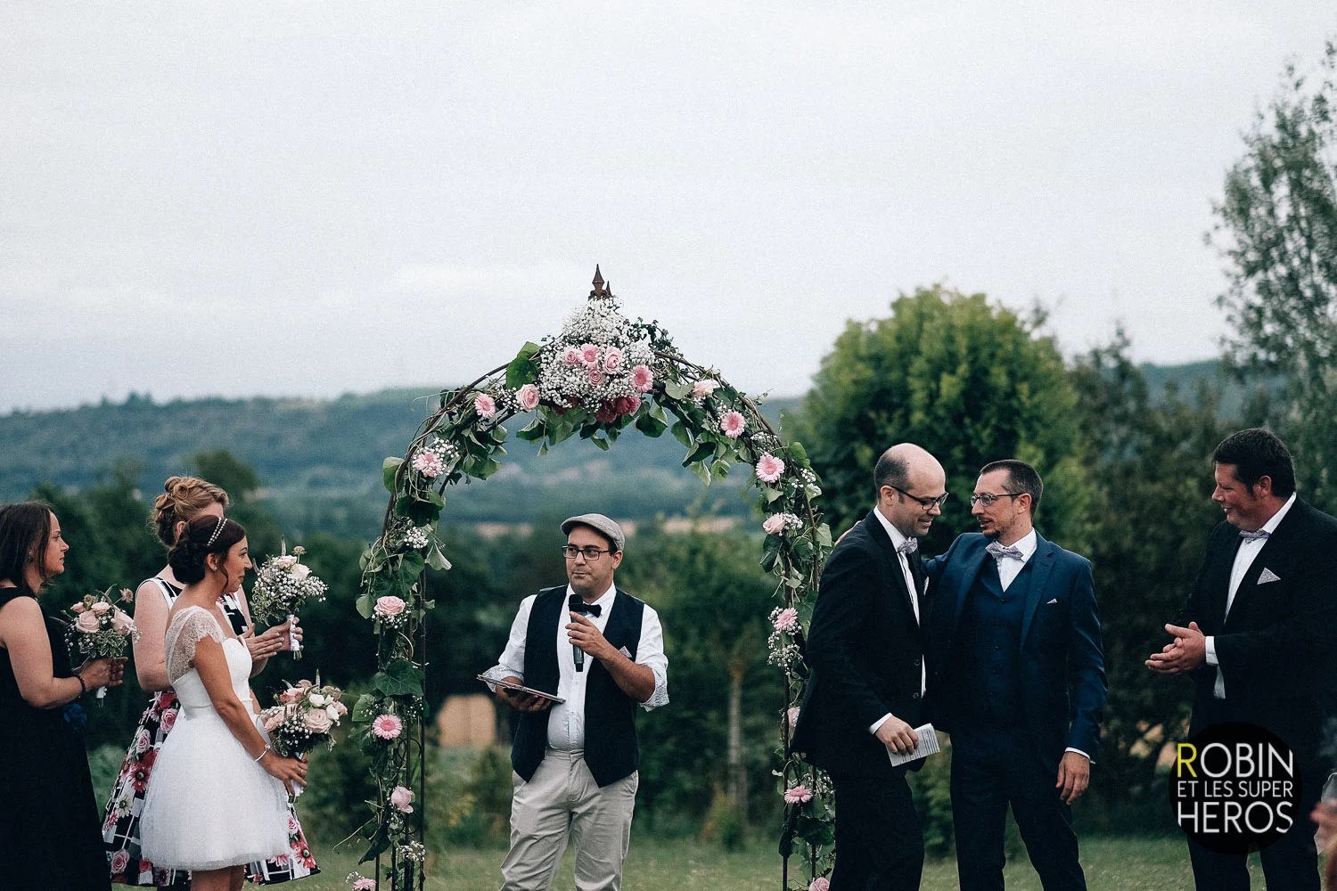 gaelle-xavier-domaine-des-plagnes-lyon-robin-et-les-super-heros-photographe-mariage_268.jpg