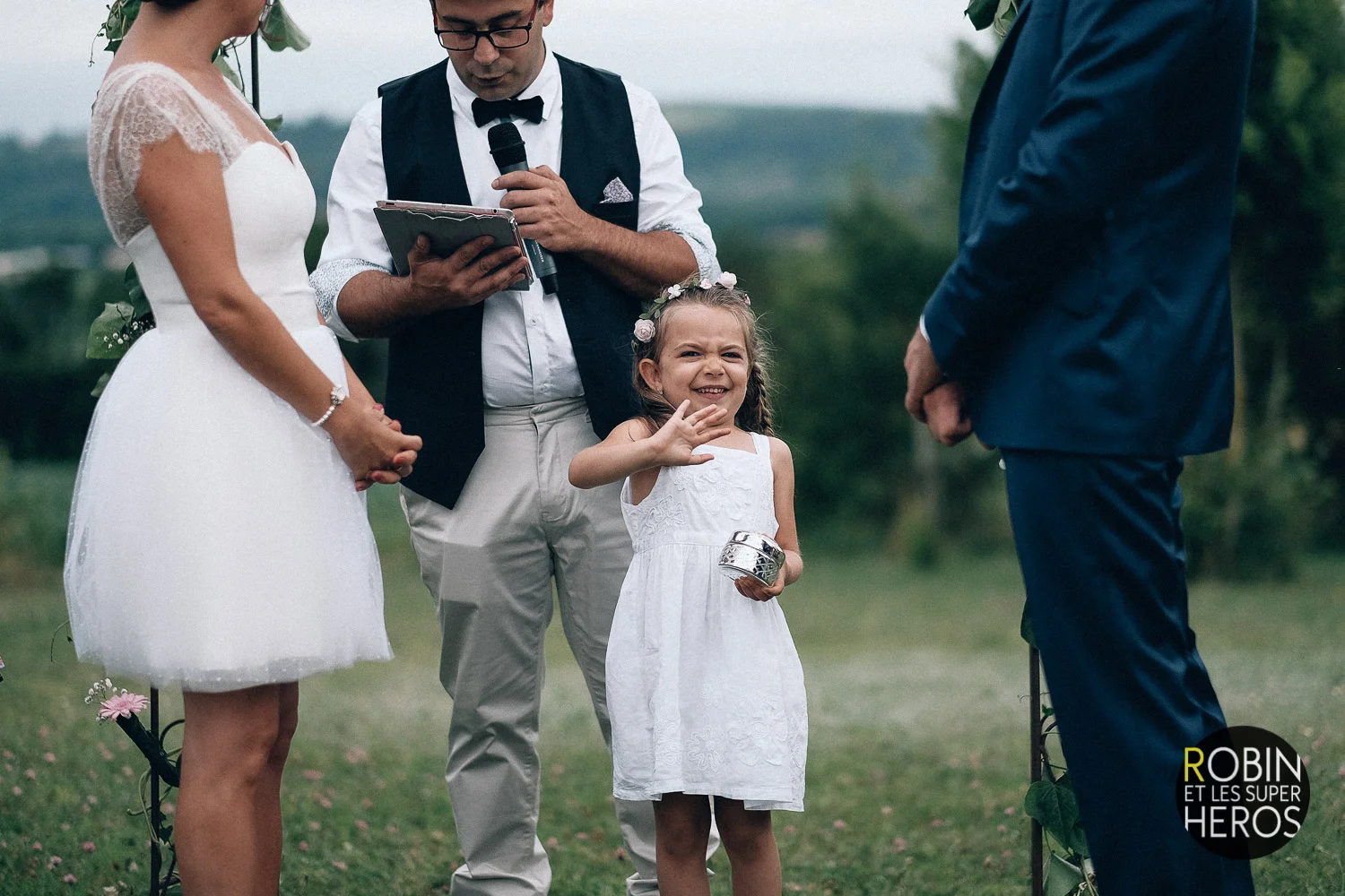 gaelle-xavier-domaine-des-plagnes-lyon-robin-et-les-super-heros-photographe-mariage_271.jpg