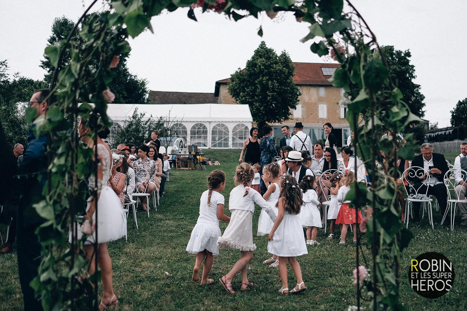 gaelle-xavier-domaine-des-plagnes-lyon-robin-et-les-super-heros-photographe-mariage_281.jpg