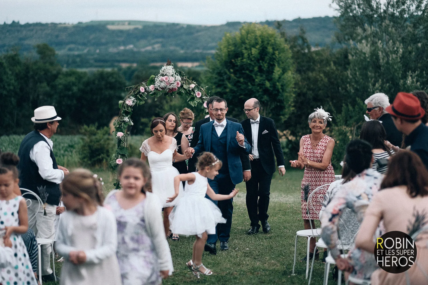 gaelle-xavier-domaine-des-plagnes-lyon-robin-et-les-super-heros-photographe-mariage_282.jpg