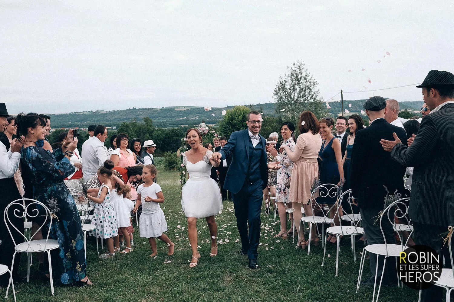 gaelle-xavier-domaine-des-plagnes-lyon-robin-et-les-super-heros-photographe-mariage_284.jpg