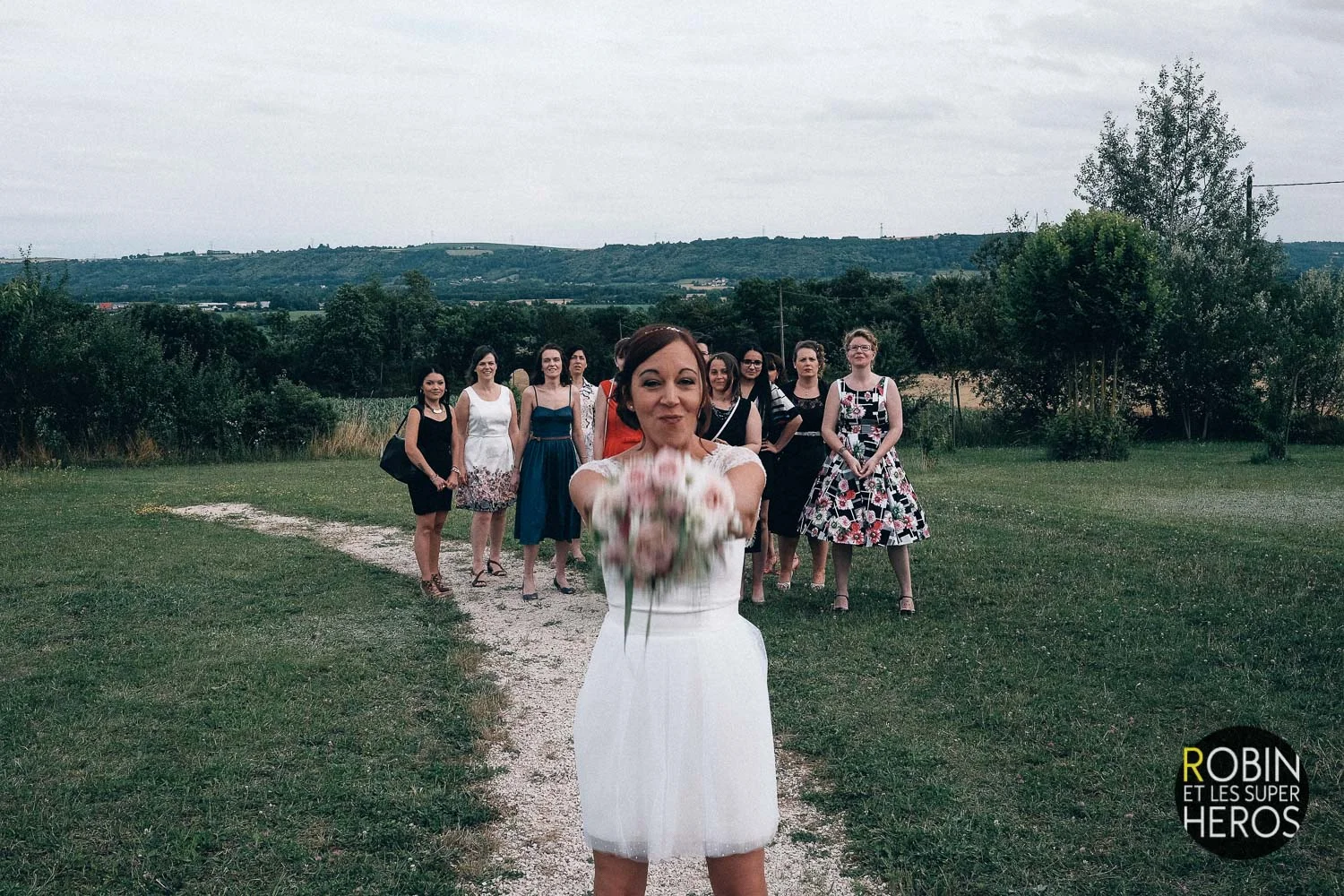 gaelle-xavier-domaine-des-plagnes-lyon-robin-et-les-super-heros-photographe-mariage_312.jpg