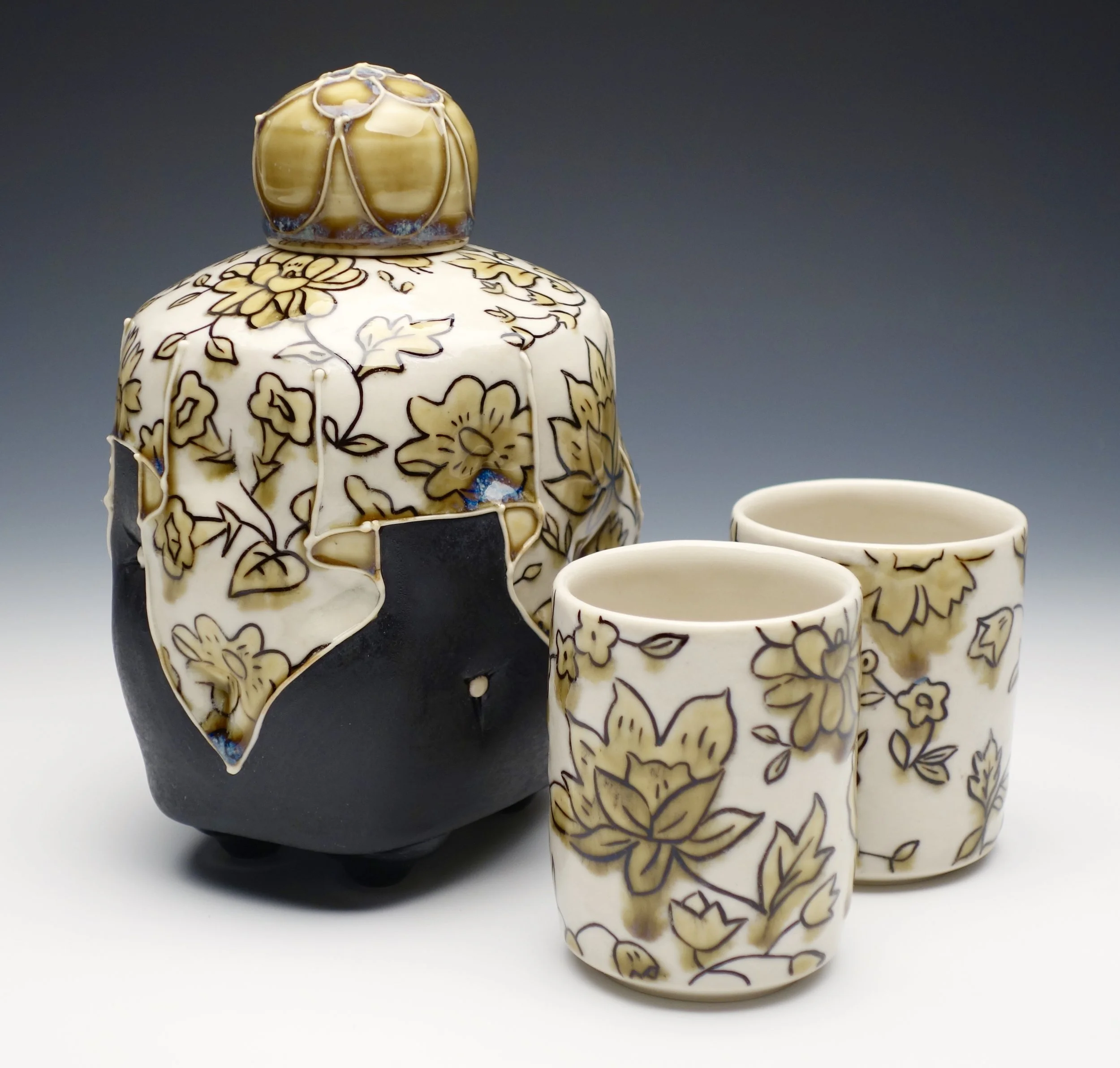 Decanter with cups 6"x4"x4"
