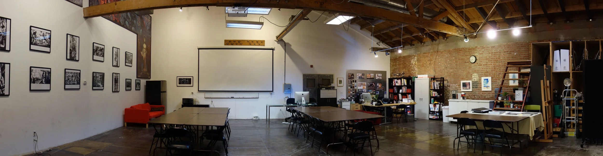 Our Digital Media Room. Average Design class is between 16~20 students max.