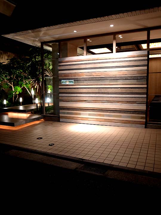 The entrance. Photo courtesy of Zakkaz (http://www.oneg.zakkaz.ne.jp/)