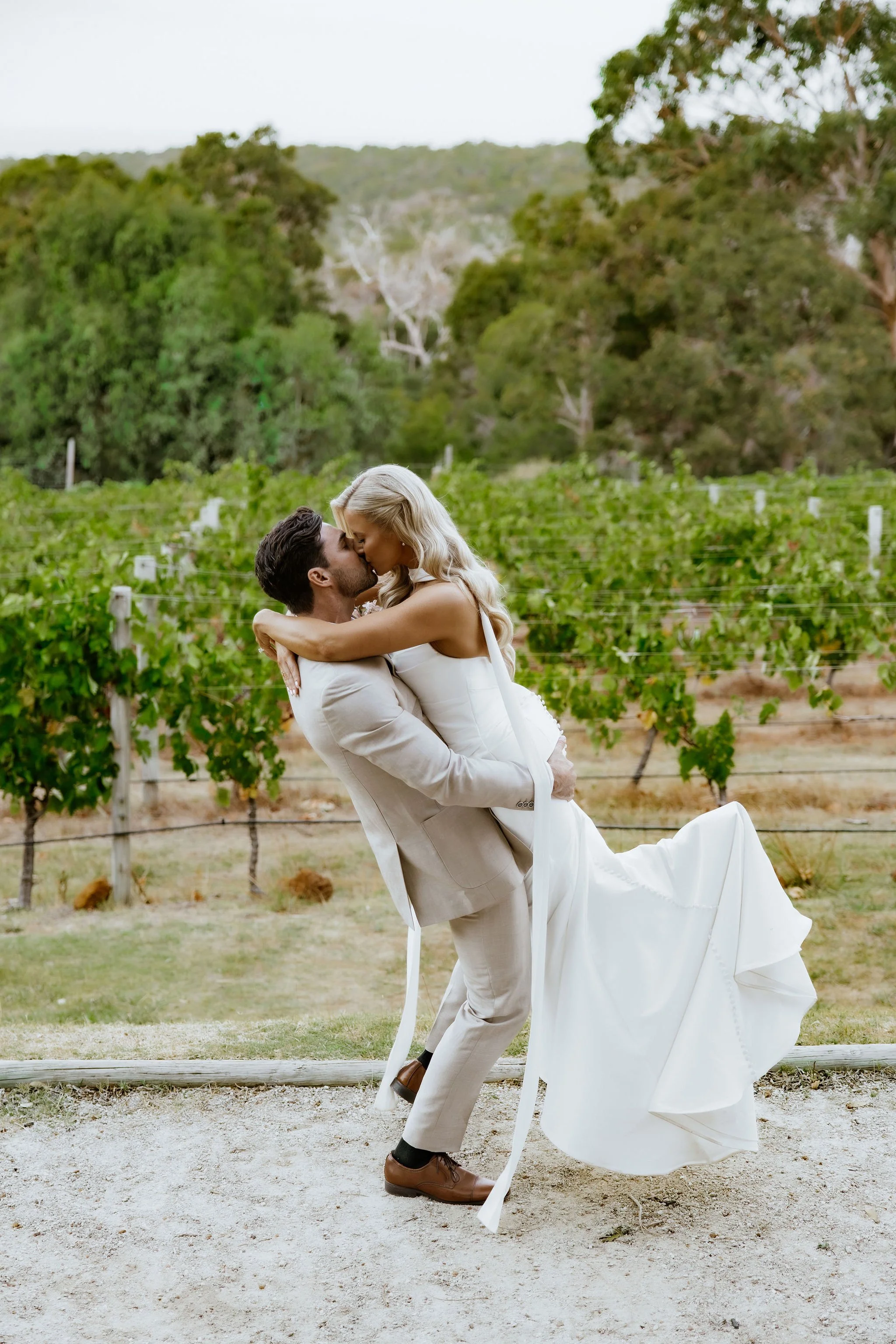 Paris-Damian-vine-kiss.jpg