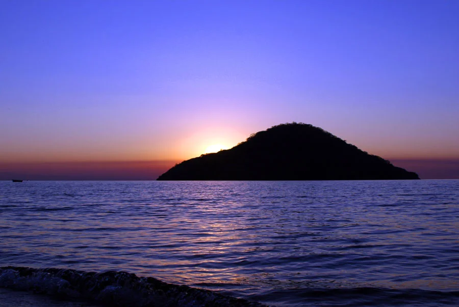sunset view of Thumbi Island (Copyright 2006 Andrew Whalley)